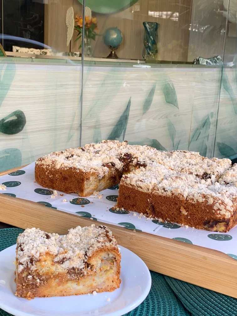 Cuca de banana com doce de leite, fotografia oficial da central de encomendas Bem Viver