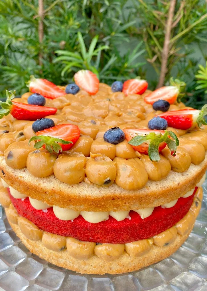 Torta Paixão de primavera da Bem Viver com morangos e mirtilos
